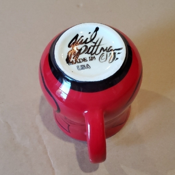 Gail Pittman rare 05 signed Vibrant Red and Black Heart Design Mug - Picture 4 of 6